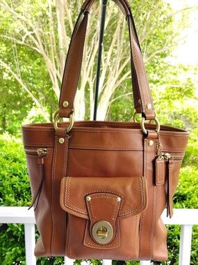 Coach MEDIUM F12888 Gigi Caramel Leather Turnlock
Tote